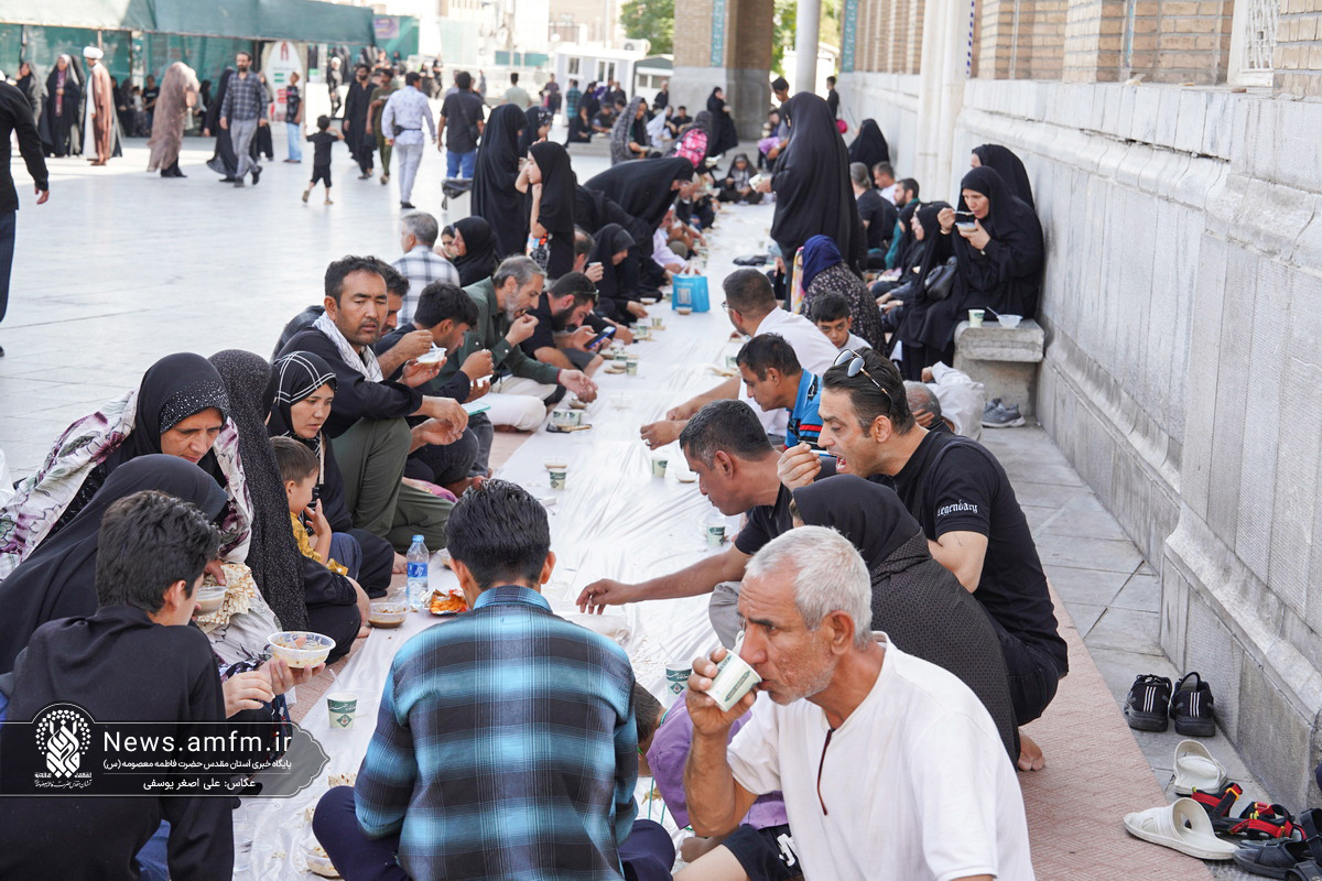 اطعام زائران حرم بانوی کرامت در صبح روز اربعین حسینی