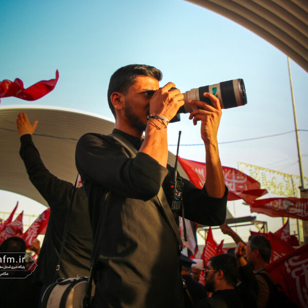 تلاش خادمان موکب حرم بانوی کرامت برای به تصویرکشیدن لحظات ناب اربعین