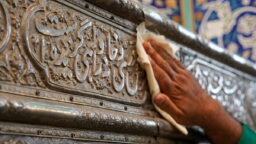 ضریح و روضه منوره حرم بانوی کرامت غبارروبی شد