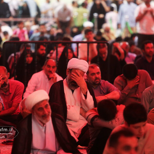 سوگواری زائران حرم بانوی کرامت در عزای امام عسکری(ع)