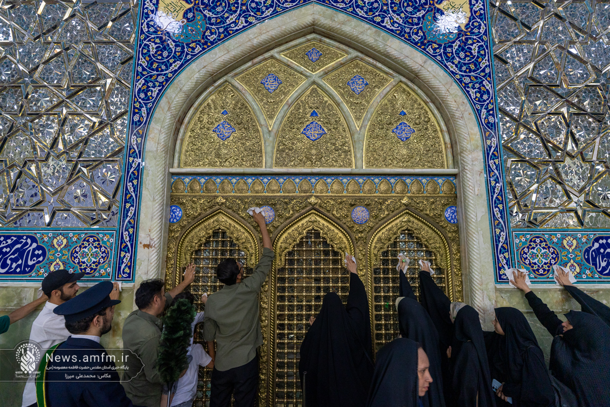 آیین غبارروبی حرم مطهر بانوی کرامت با حضور خبرنگاران قم