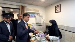 اهدای گل و تقدیر از پزشکان دارالشفای حضرت معصومه(س) به مناسبت روز پزشک