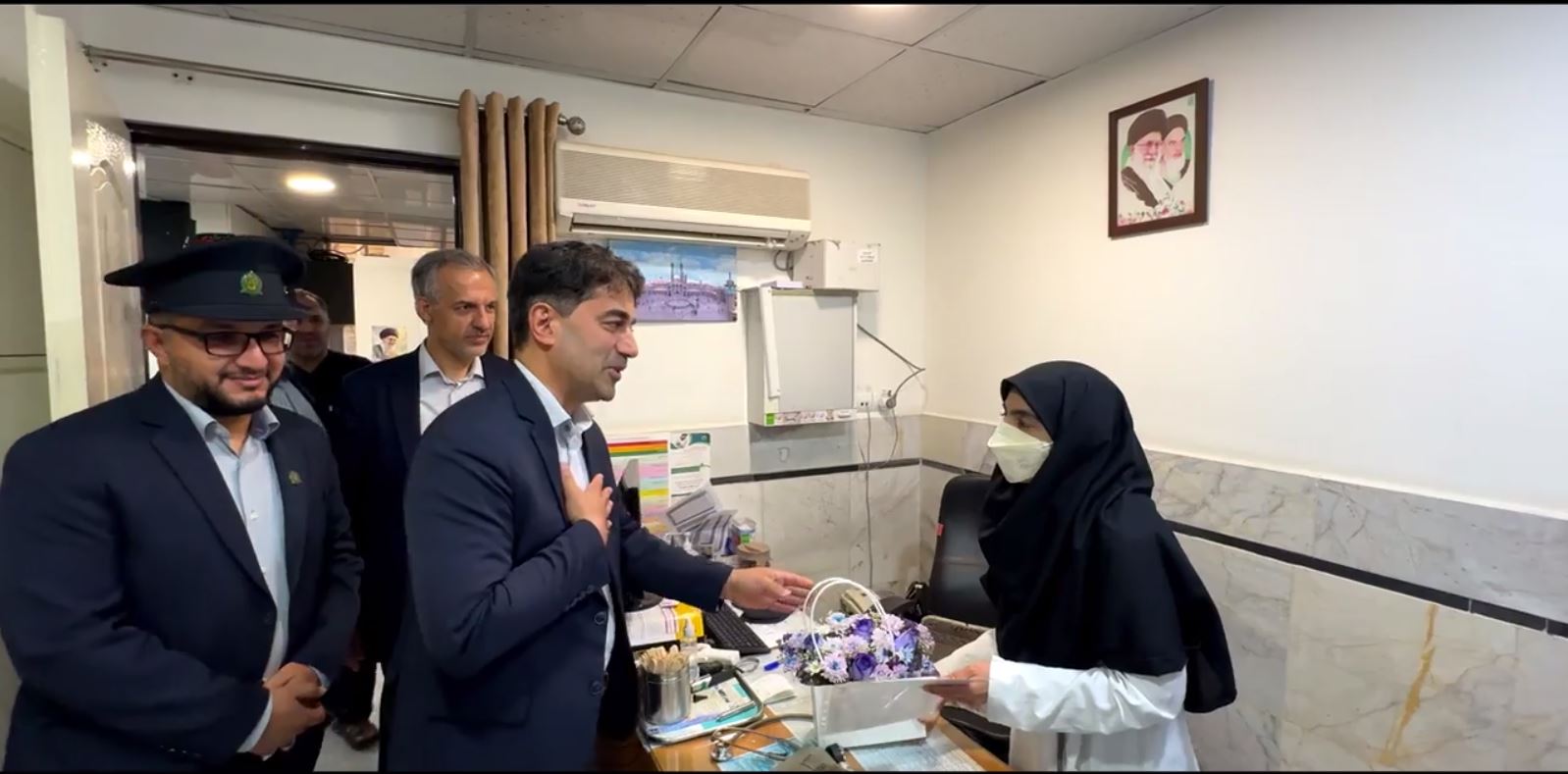 اهدای گل و تقدیر از پزشکان دارالشفای حضرت معصومه(س) به مناسبت روز پزشک