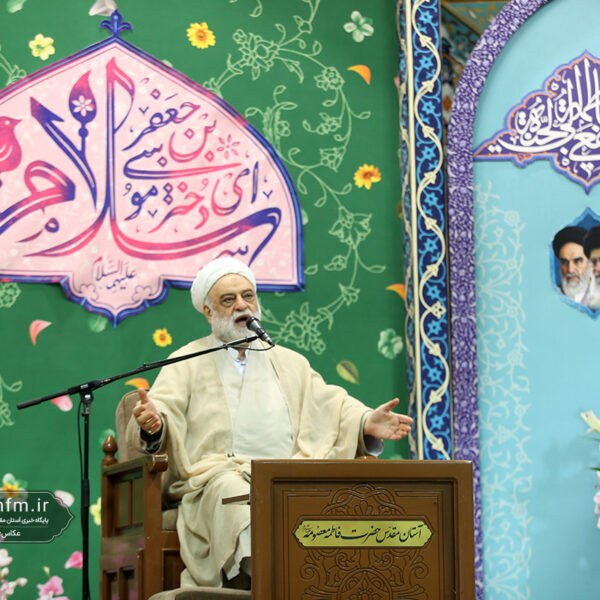 آبادانی شهر قم به برکت حضور کریمه اهل بیت(س) است