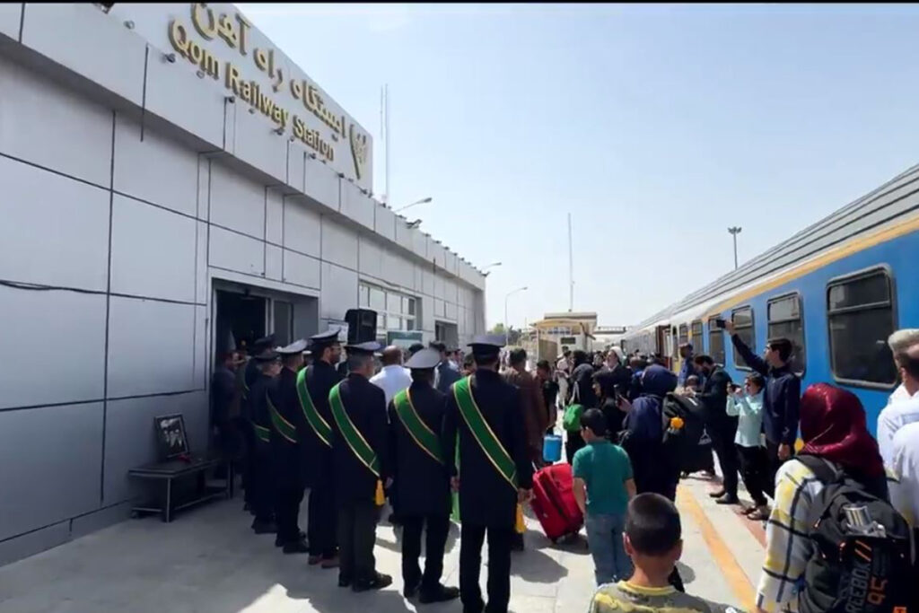 استقبال خادمان حرم بانوی کرامت از زائران خراسانی حرم کریمه اهل بیت