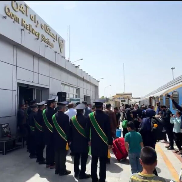 استقبال خادمان حرم بانوی کرامت از زائران خراسانی حرم کریمه اهل بیت