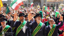 ابراز ارادت ویژه خادمان حرم بانوی کرامت در استقبال از ورود کاروان ولی نعمتشان به شهر قم