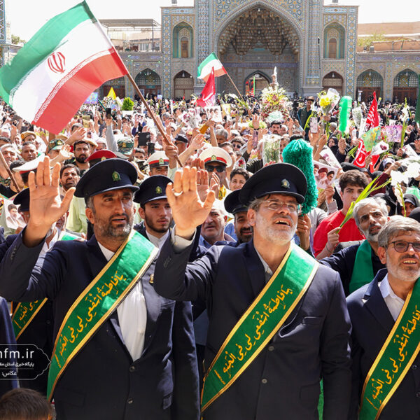 ابراز ارادت ویژه خادمان حرم بانوی کرامت در استقبال از ورود کاروان ولی نعمتشان به شهر قم