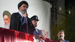 حضور معاون فرهنگی حرم بانوی کرامت در اجتماع مردمی میدان توحید قم