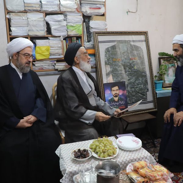 دیدار نماینده ولی فقیه در استان قم با خانواده شهید جنگ تحمیلی رمضان