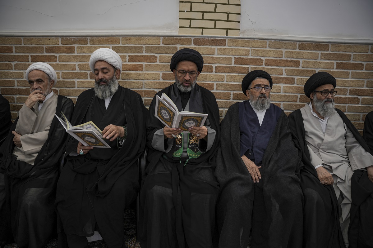 ابراز تسلیت خادمان حرم مطهر بانوی کرامت به بیت آیت‌الله شبیری زنجانی