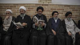 ابراز تسلیت خادمان حرم مطهر بانوی کرامت به بیت آیت‌الله شبیری زنجانی