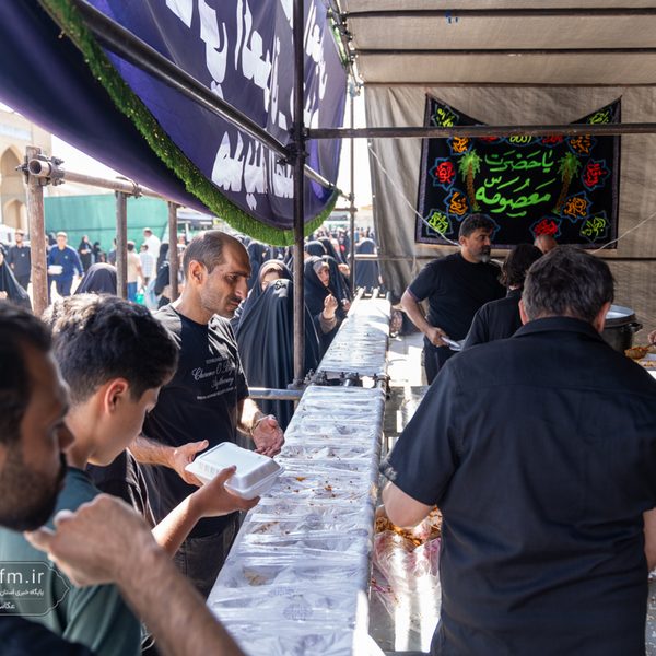 خدمت‌رسانی ۳۰ موکب ایرانی و عراقی به زائران در حرم حضرت معصومه(س) + تصاویر