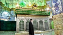 قاب‌هایی از حضور رهبر شهید در حرم بانوی کرامت