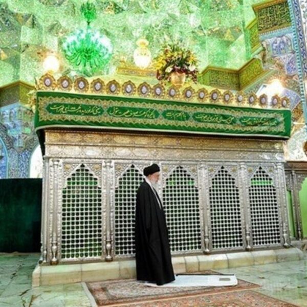 قاب‌هایی از حضور رهبر شهید در حرم بانوی کرامت