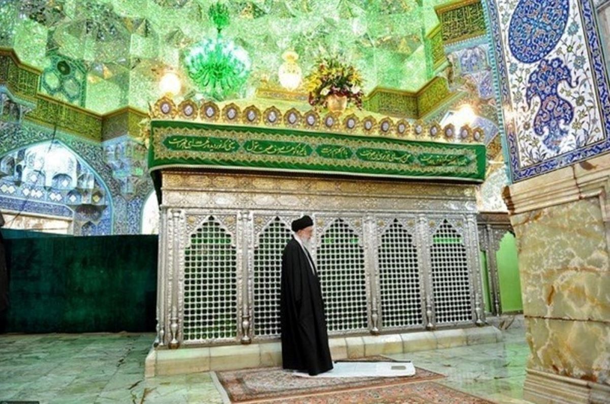 قاب‌هایی از حضور رهبر شهید در حرم بانوی کرامت