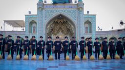 آیین جاروکشی خادمان حرم امام رضا(ع) در حرم حضرت معصومه(س)