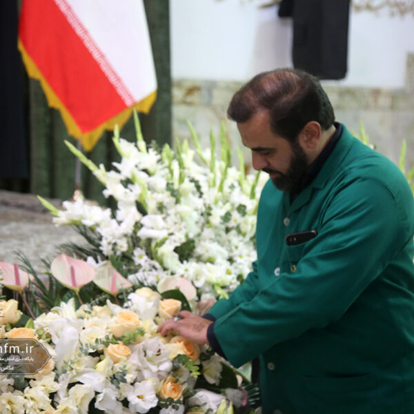 گل‌آرایی ضریح مطهر حرم بانوی کرامت با ۱۸۰ هزار شاخه گل طبیعی