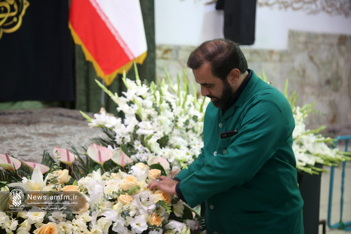 گل‌آرایی ضریح مطهر حرم بانوی کرامت با ۱۸۰ هزار شاخه گل طبیعی