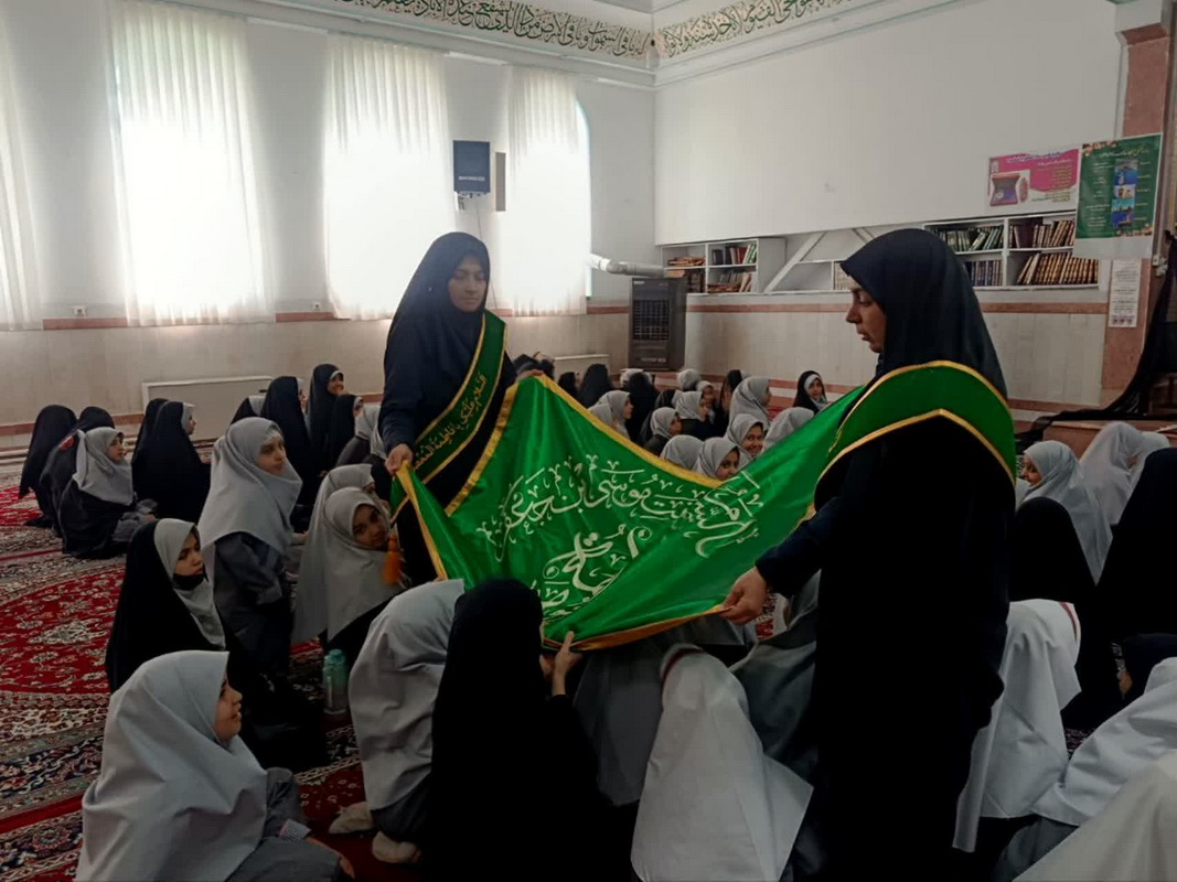 حضور خادمان آستان مقدس کریمه اهل بیت(س) در مدارس دخترانه قم حضور خادمان آستان مقدس کریمه اهل بیت(س) در مدارس دخترانه قم