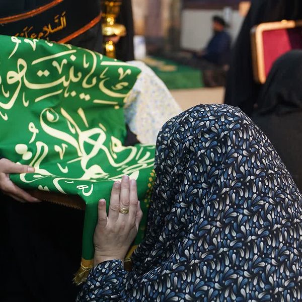 توسل مددجویان و زندانیان قم به پرچم کریمه اهل بیت(س)