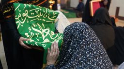 توسل مددجویان و زندانیان قم به پرچم کریمه اهل بیت(س)