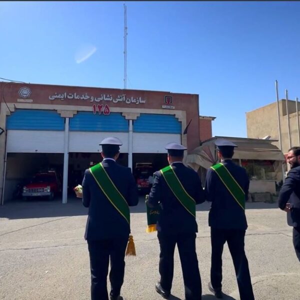 قدردانی خادمان حرم بانوی کرامت از آتش‌نشانان