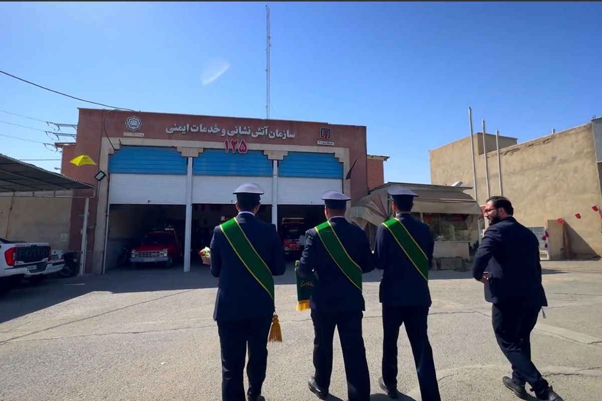 قدردانی خادمان حرم بانوی کرامت از آتش‌نشانان