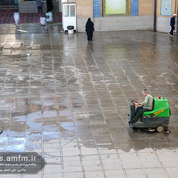 غبارروبی صحن‌های حرم حضرت فاطمه معصومه (س)