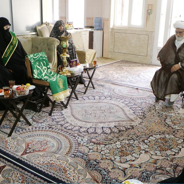 تقدیر از خانواده شهدا و جانبازان مدافع حرم توسط سفیران کریمه اهل بیت(س)