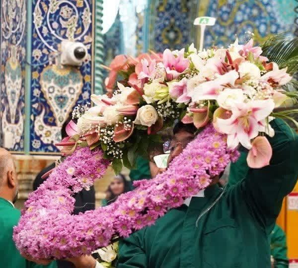 گزارش تصویری آیین باشکوه گل‌آرایی ضریح کریمه اهل بیت -سلام الله علیها- در شب میلاد ایشان