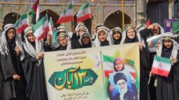 حضور گسترده مردم قم در راهپیمایی ۱۳ آبان؛ نمایش بصیرت و ایستادگی در برابر استکبار