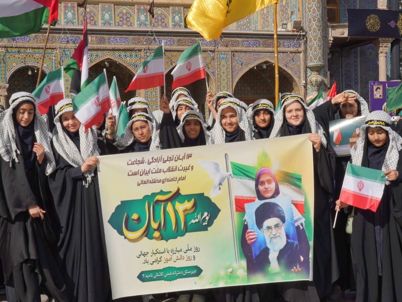 حضور گسترده مردم قم در راهپیمایی ۱۳ آبان؛ نمایش بصیرت…