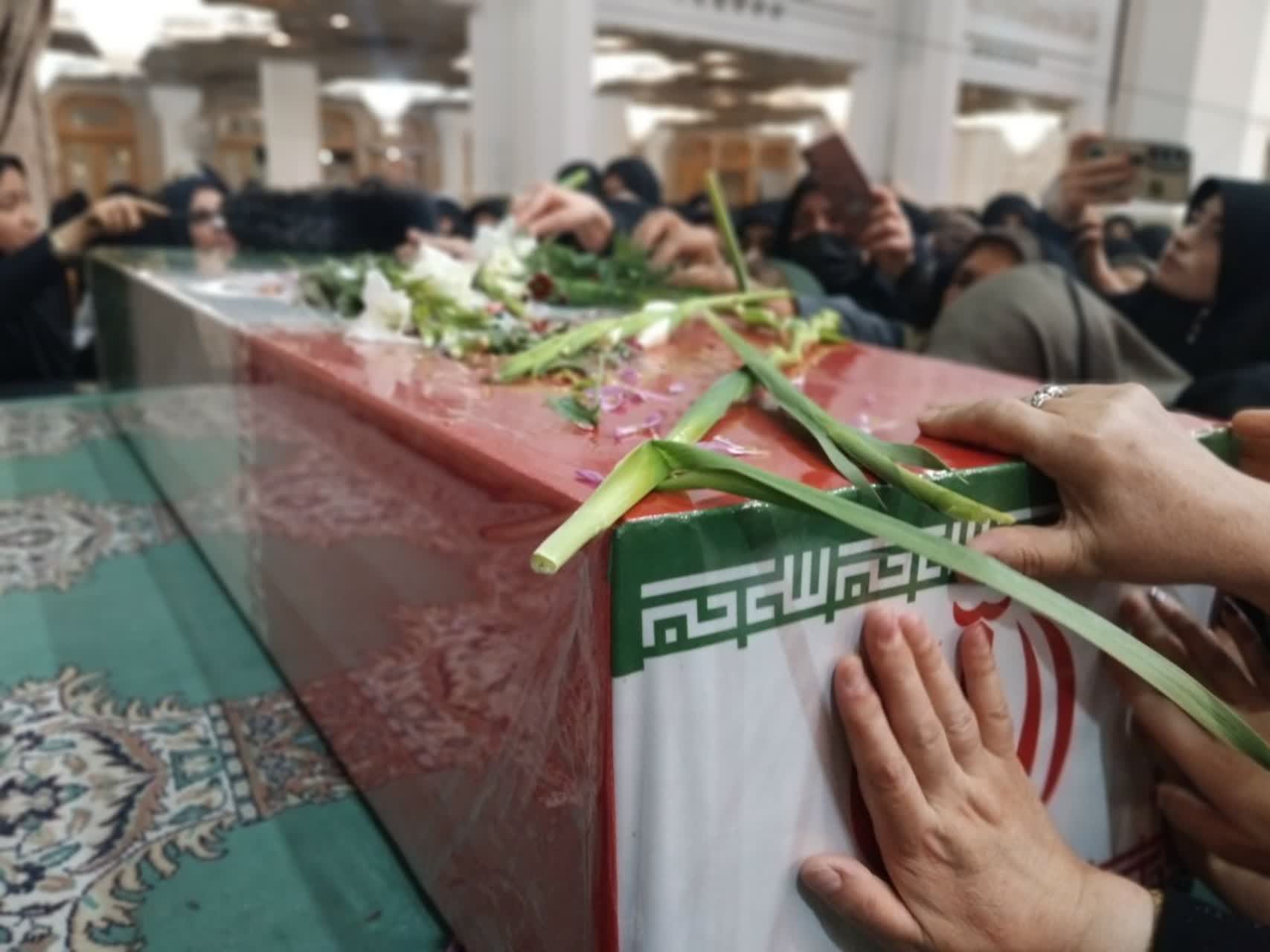 وداع با پیکر شهدای گمنام در مراسم عزاداری شهادت حضرت…