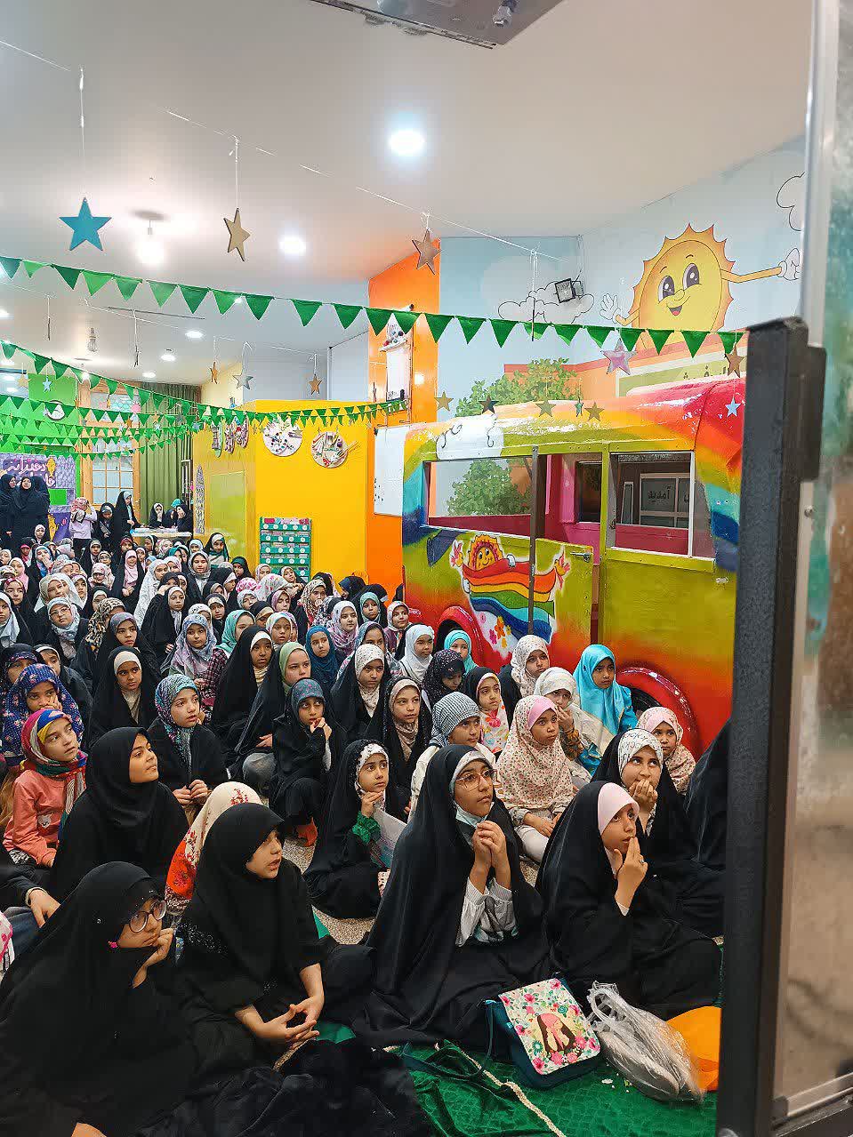 هیئت زیر گنبد طلا همزمان با ایام وفات امالمومنین حضرت خدیجه (سلام الله علیها)میزبان دختران هفت تا ۱۱ سال بود.