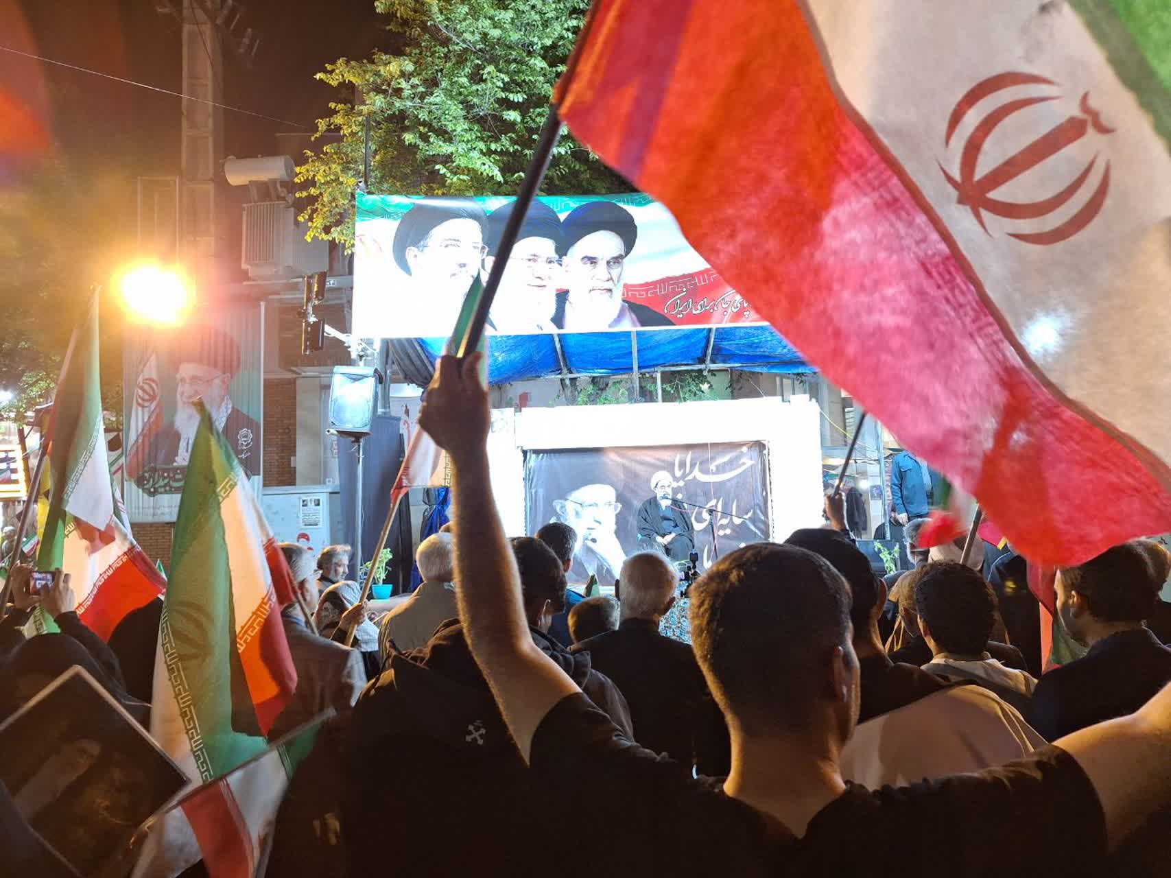 تجمعات مردمی در میدان های اصلی شهر ۱4 فروردین ماه