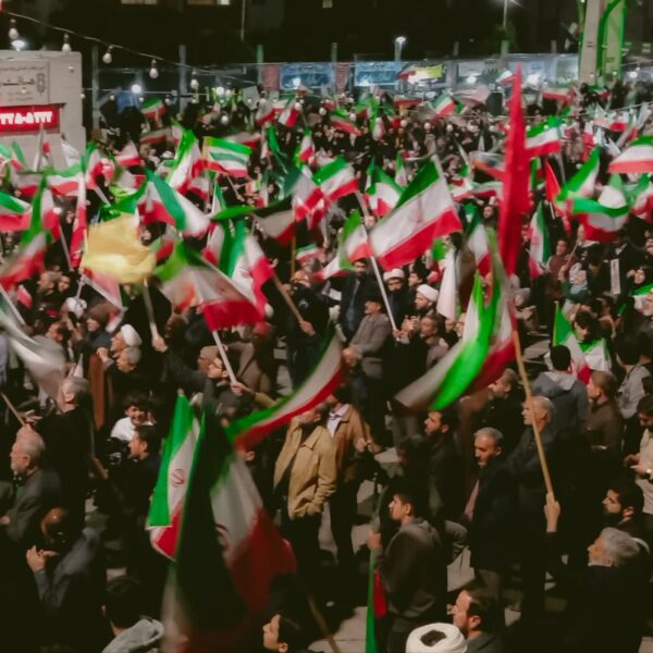 تجمعات مردمی در میدان های اصلی شهر ۱8 فروردین ماه
