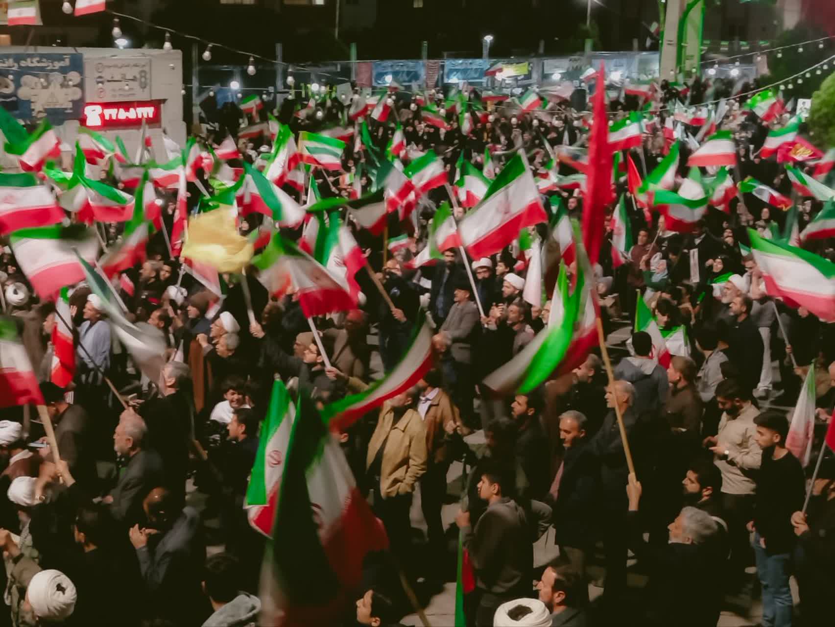تجمعات مردمی در میدان های اصلی شهر ۱8 فروردین ماه
