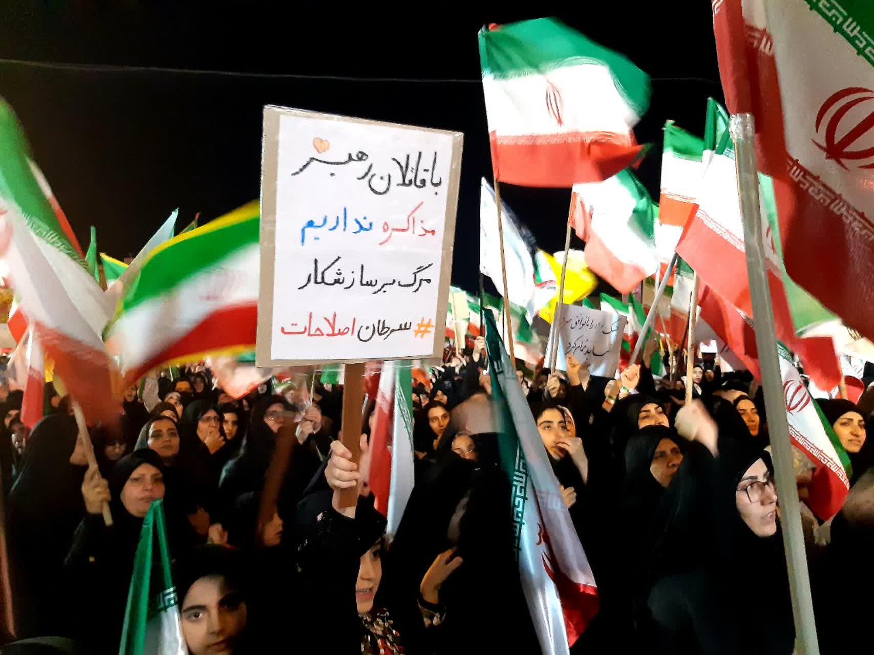 تجمعات مردمی در میدان های اصلی شهر ۱9 فروردین ماه همزمان باچهلمین روز شهادت قائد امت