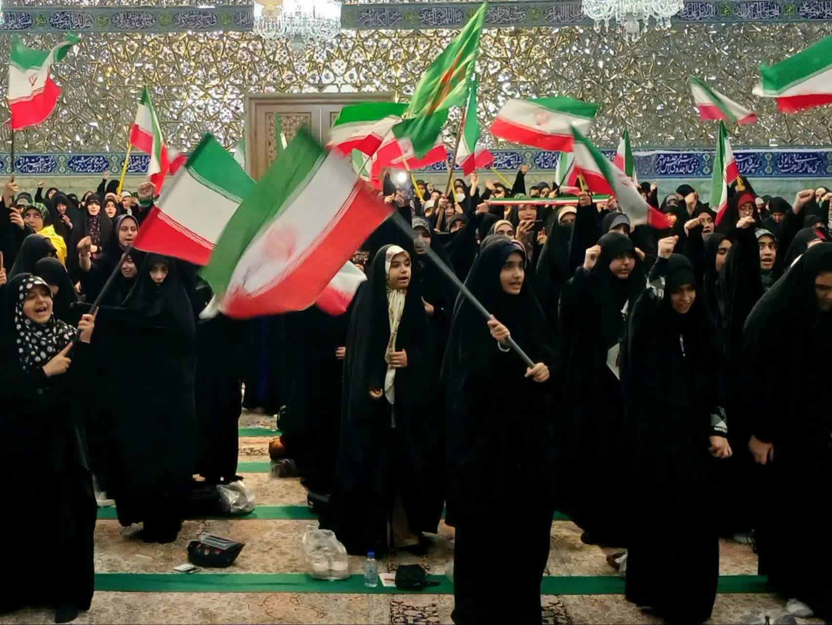 محفل انقلابی دختران معصومانه در حرم مطهر حضرت فاطمه معصومه سلام الله علیها برگزار شد