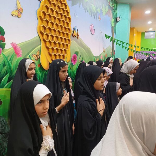 به یاد پروانه‌های شهر میناب/ گردهمایی ۲۰۰ دختر در حرم بانوی کرامت برگزار شد