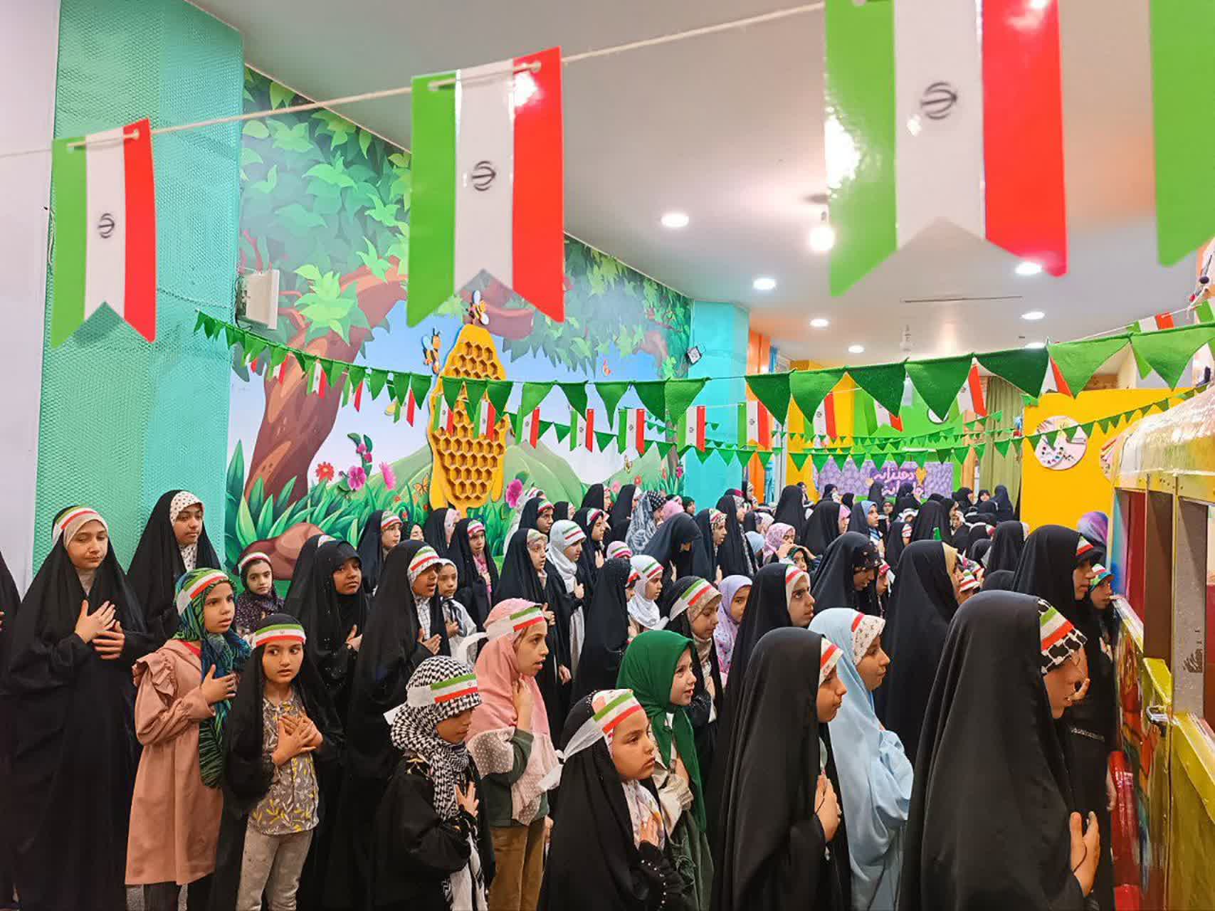 هیئت زیرگنبد طلا با عنوان«ایران قوی» در حرم بانوی کرامت برگزار شد