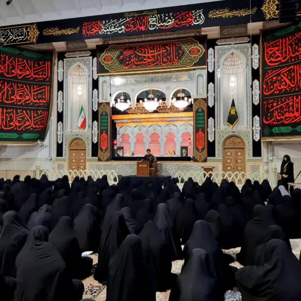 محفل «بفرمائید روضه»، صبح امروز به مناسبت ماه محرم در شبستان بزرگ امام خمینی(ره) حرم مطهر حضرت فاطمه معصومه(سلام‌الله‌علیها) برگزار شد.