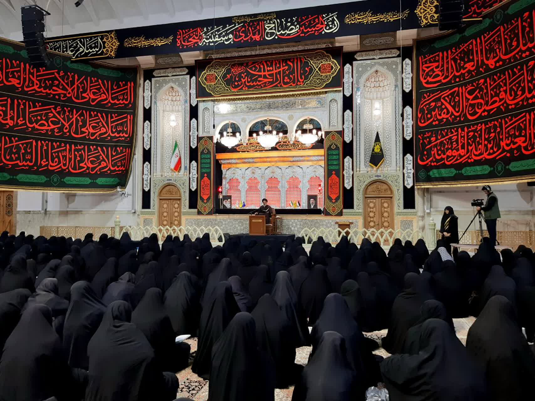 محفل «بفرمائید روضه»، صبح امروز به مناسبت ماه محرم در شبستان بزرگ امام خمینی(ره) حرم مطهر حضرت فاطمه معصومه(سلام‌الله‌علیها) برگزار شد.