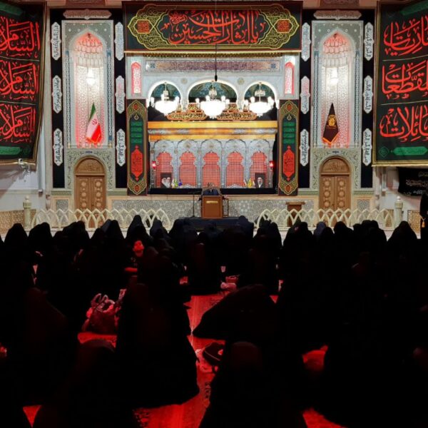 محفل «بفرمائید روضه»، صبح امروز به مناسبت دومین روز از ماه محرم در شبستان بزرگ امام خمینی(ره) حرم مطهر حضرت فاطمه معصومه(سلام‌الله‌علیها) برگزار شد.