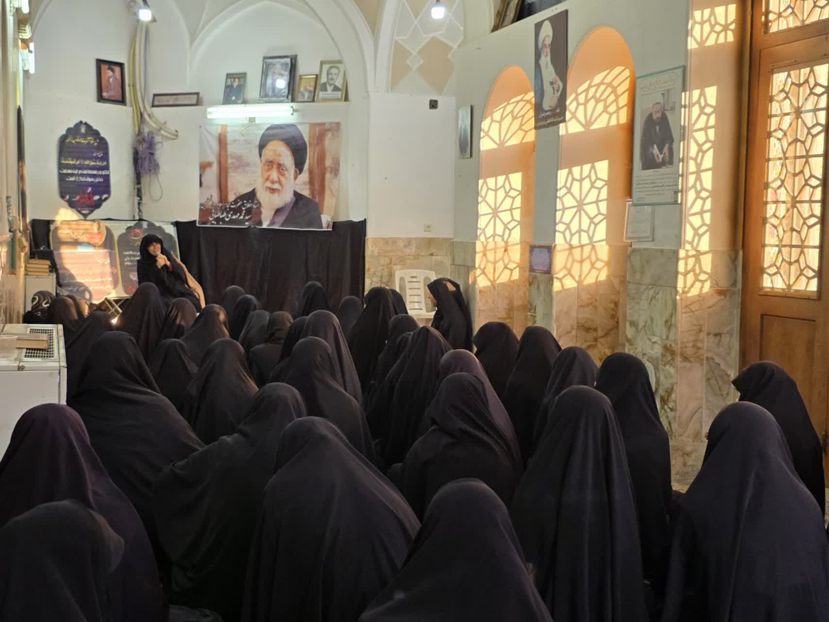 برگزاری محفل دخترانه‌ی مشکات‌الکریمه در جوار معارف فاطمی و همدردی با دختران آذربایجان