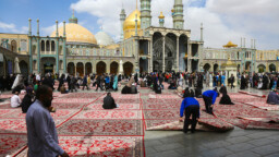 اهداء ۷۰۰ تخته فرش از طرف خیّران و بانیان به حرم مطهر بانوی کرامت