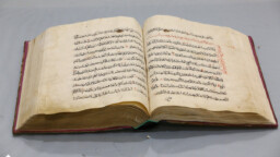 اهدای یک جلد قرآن خطی با قدمت ۳۳۰ سال به کتابخانه آستان مقدس بانوی کرامت