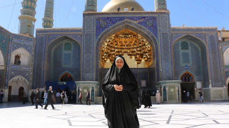 Die Press TV Reporterin, Marzie Hashemi, im heiligen Schrein der Dame Fatima Masoumeh