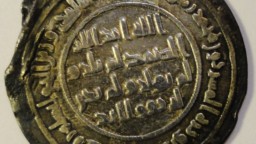 Die älteste Münze des Museums, die 699 n. Chr. geprägt wurde